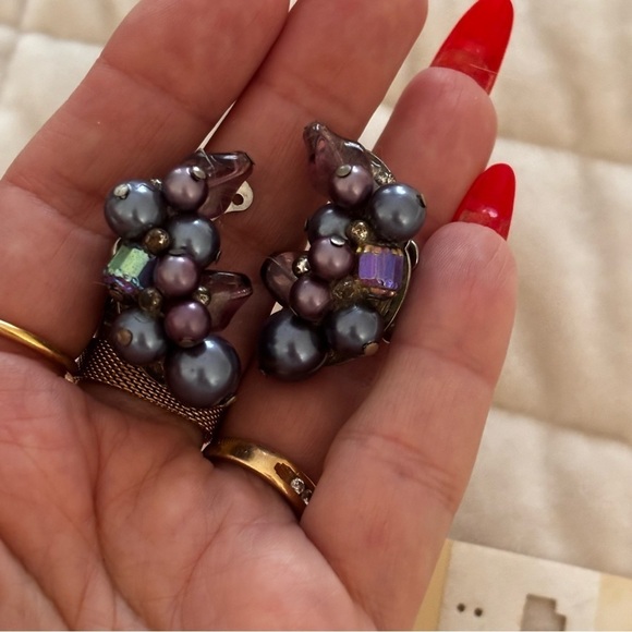 Crown Trifari purple Ab crystal and pearl vintage clip on earring old - Picture 7 of 8